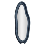 Specchio da parete Chanele dalla forma organica in velluto blu 67x166 cm