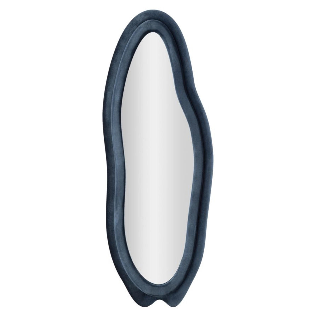 Specchio da parete Chanele dalla forma organica in velluto blu 67x166 cm