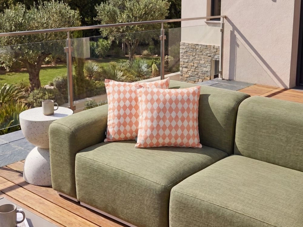 Set di 2 Cuscini Decorativi da Esterno 45 x 45 cm  Rosso Chiaro in Poliestere per Giardino con Motivo a Quadri Design Retrò