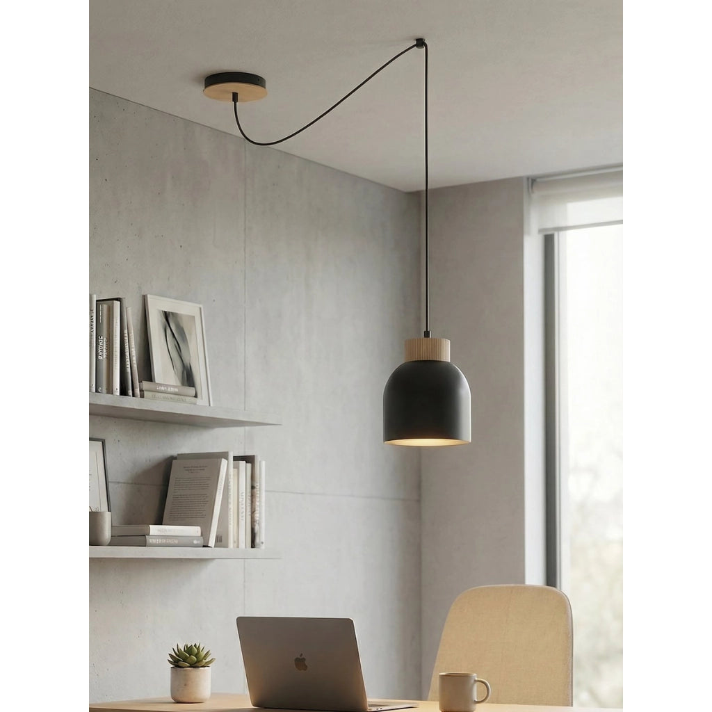 Lampada a sospensione Kru in acciaio nero opaco e legno