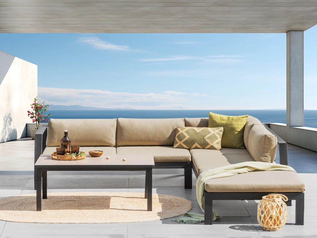 Set da giardino divano 5 posti e tavolo elevabile con struttura nera e piano in vetro e cuscini beige stile moderno scandinavo