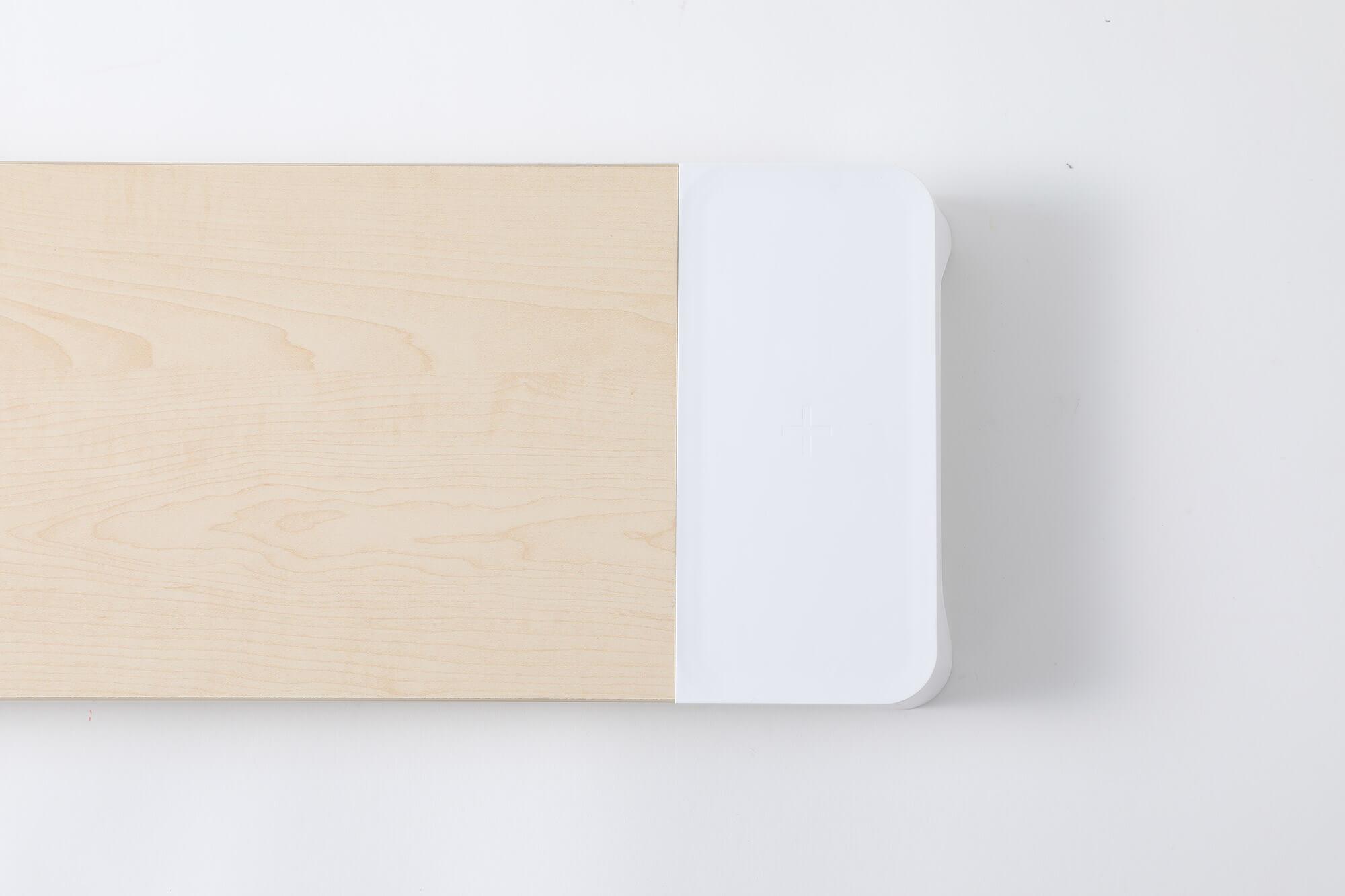 Supporto Monitor da Scrivania 56x20x5,7 cm con Base di Ricarica Wireless in MDF e Plastica Bianco