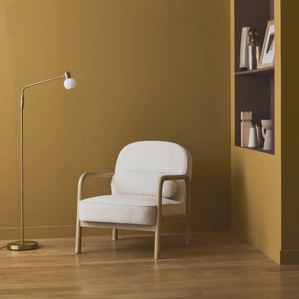 Poltrona scandinava curva in legno di hevea, crema