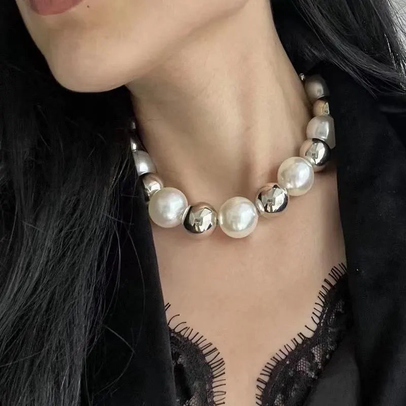 Collana fatta a mano con grandi perle e sfere d'argento, regalo di Natale o di compleanno.