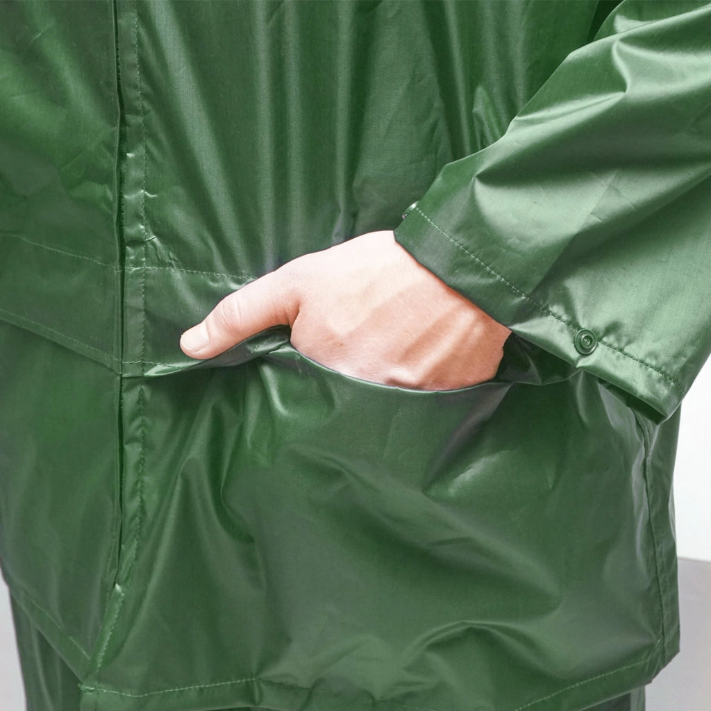 Completo impermeabile taglia L con cappuccio e pantaloni in poliestere e PVC, verde Breckner Germany