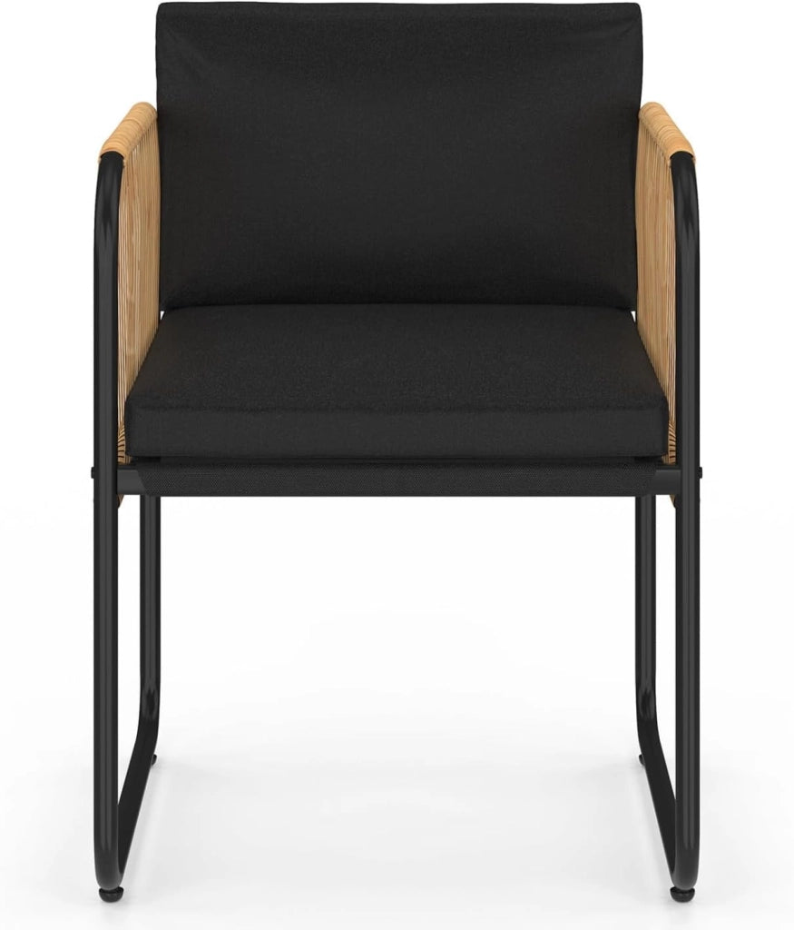 Set di 4 sedie da giardino Rio con struttura in metallo nero, corde con effetto rattan chiaro e cuscini neri