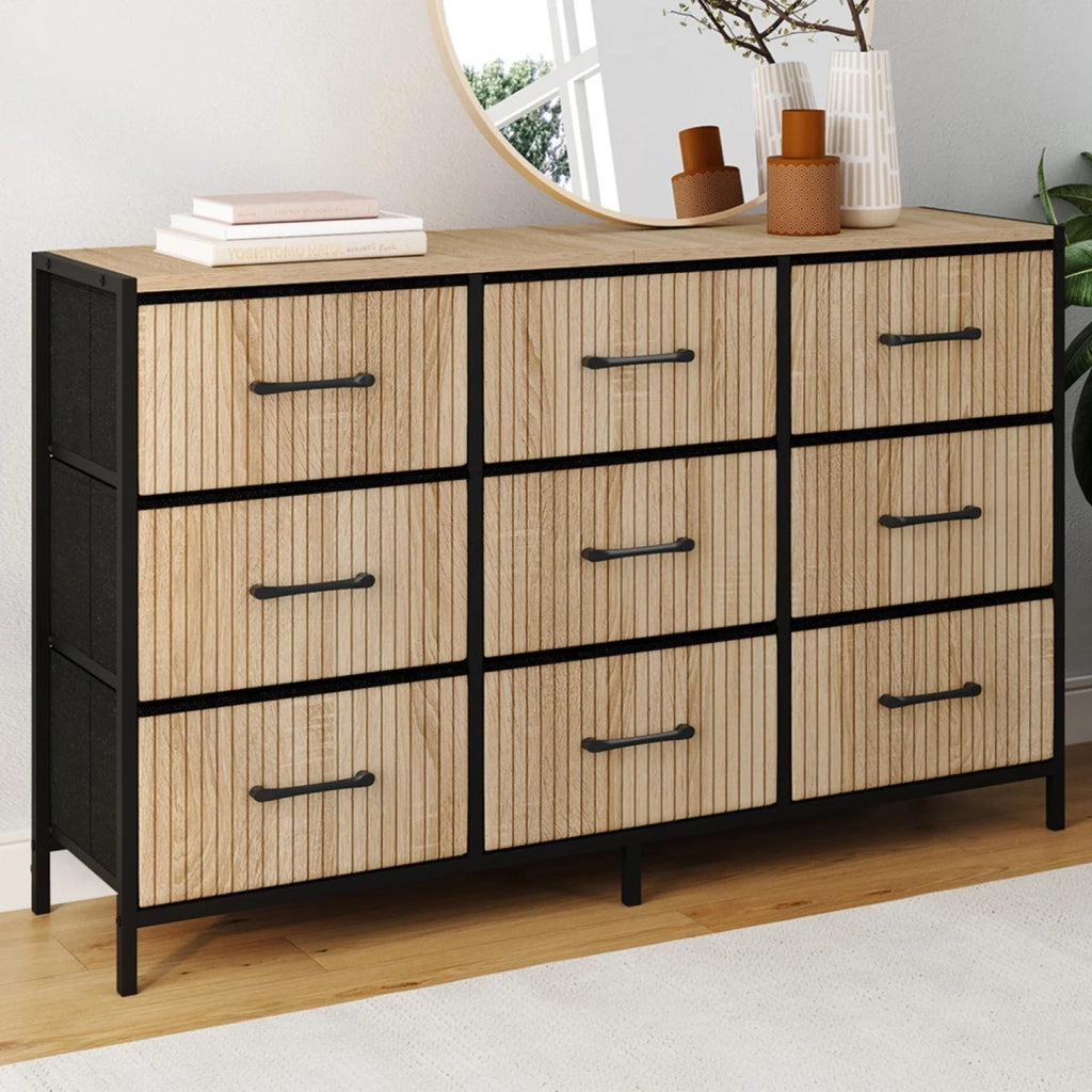 IDMarket - Cassettiera in tessuto a 9 cassetti UTAH 115 CM, mobile contenitore di design industriale con effetto a doghe