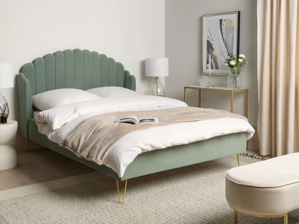 Letto matrimoniale in velluto verde con testiera a conchiglia con gambe in metallo 140 x 200 cm retro capitonné