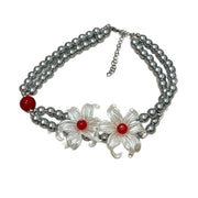 Collana con grande fiore bianco, girocollo a doppio strato con fiore in argento e perle