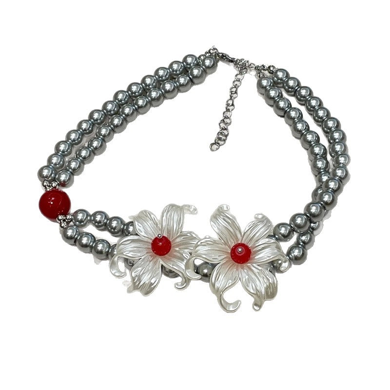 Collana con grande fiore bianco, girocollo a doppio strato con fiore in argento e perle