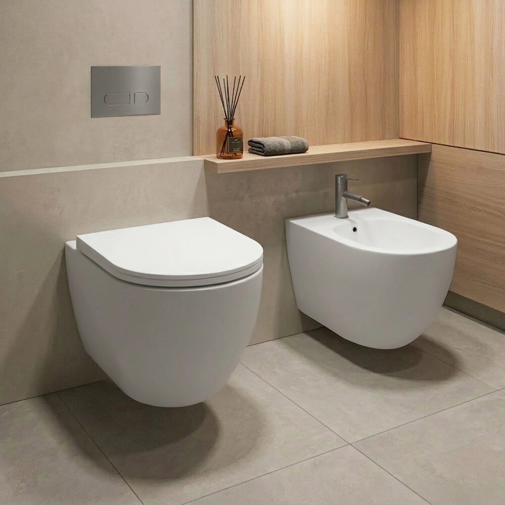 Wc sospeso in ceramica bianca con design ovale e scarico rimless Velora