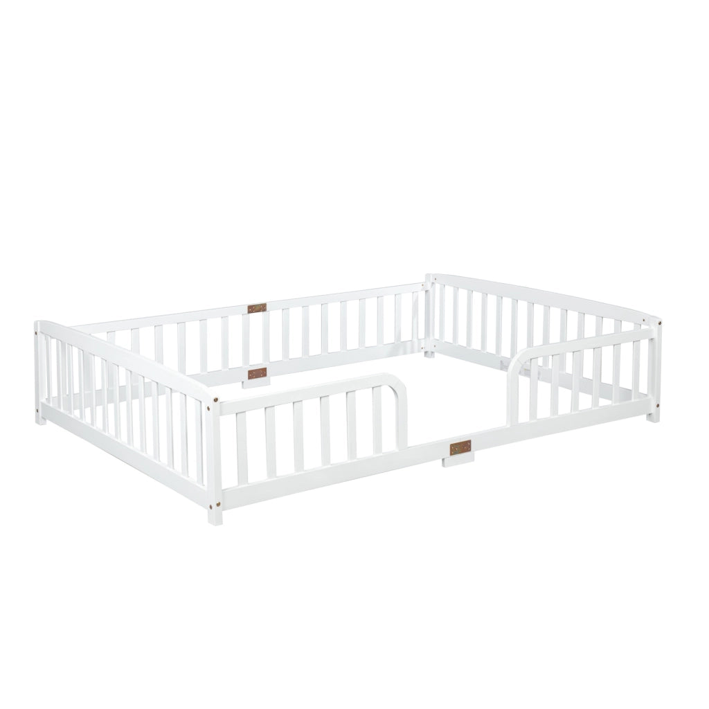 Letto a pavimento 140x200 cm con ringhiere e accesso centrale in legno di pino bianco