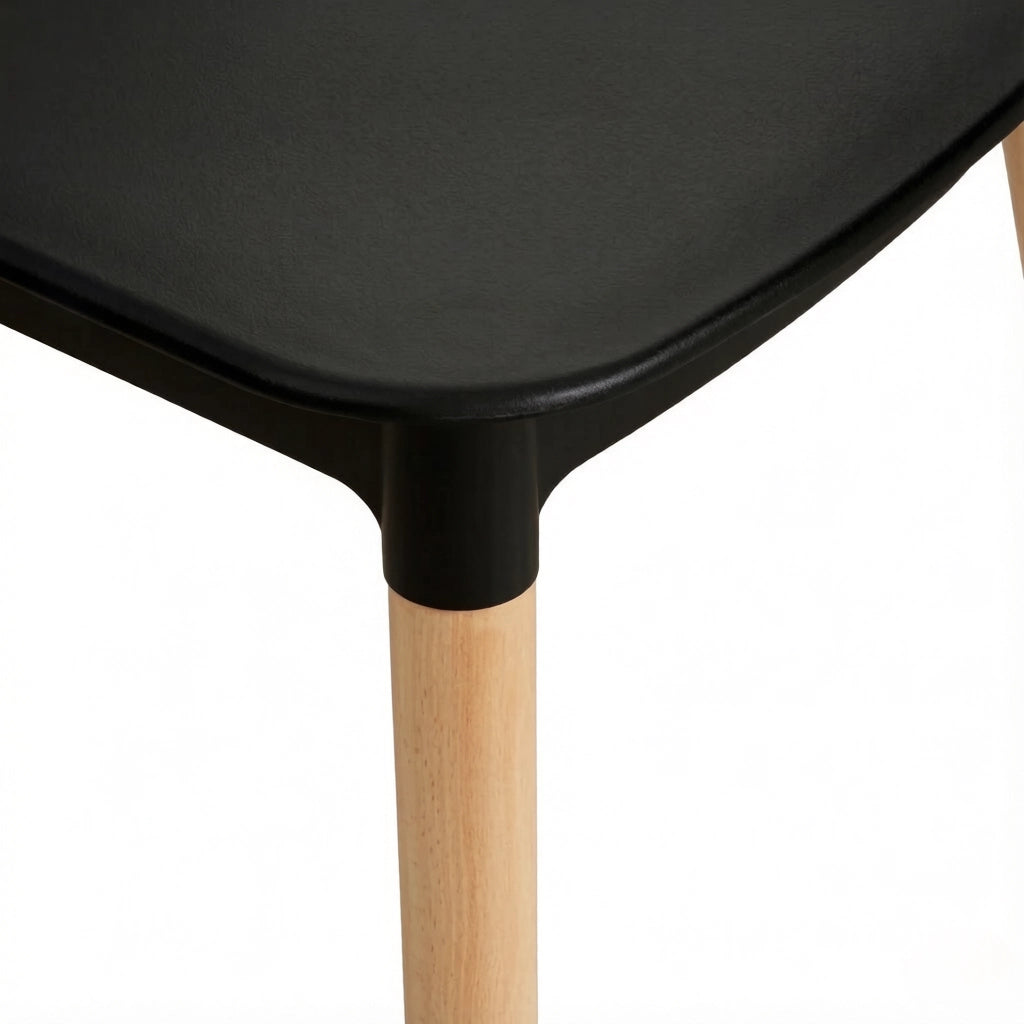Set di 4 sedie da pranzo scandinave in PP e legno di faggio, nere e naturali