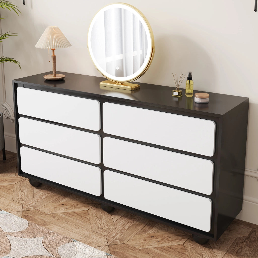 Comò a 6 cassetti in truciolare con struttura nera e frontali bianchi, piedi in metallo, 140 × 38 × 74,5 cm