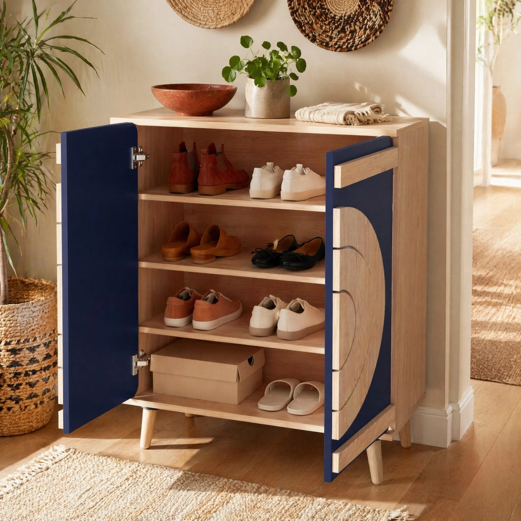 Scarpiera con ante geometriche chiuse e ripiani in pannello truciolare blu e naturale per ingresso 76 × 37 × 98,5 cm