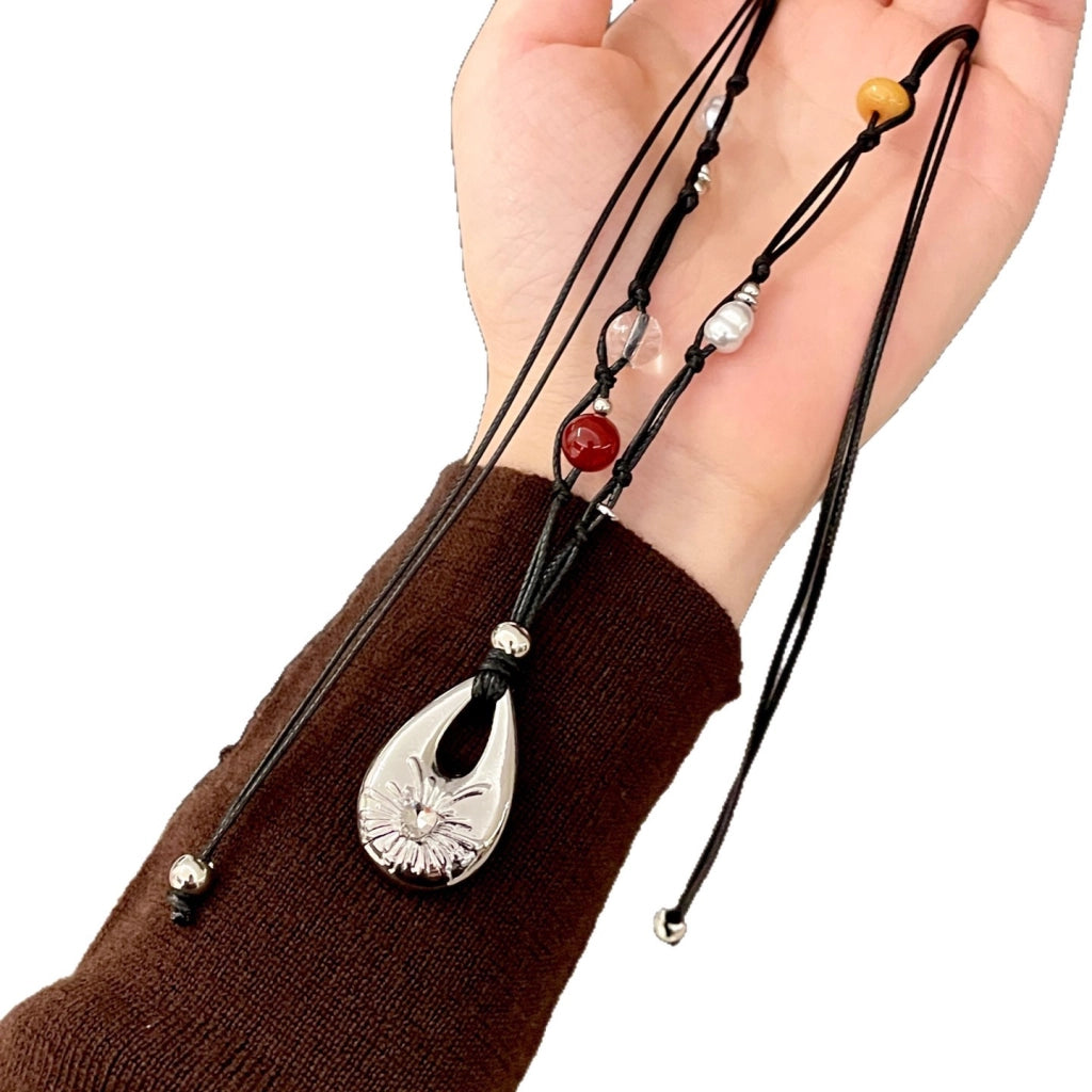 Collana con fiore a goccia in metallo traforato