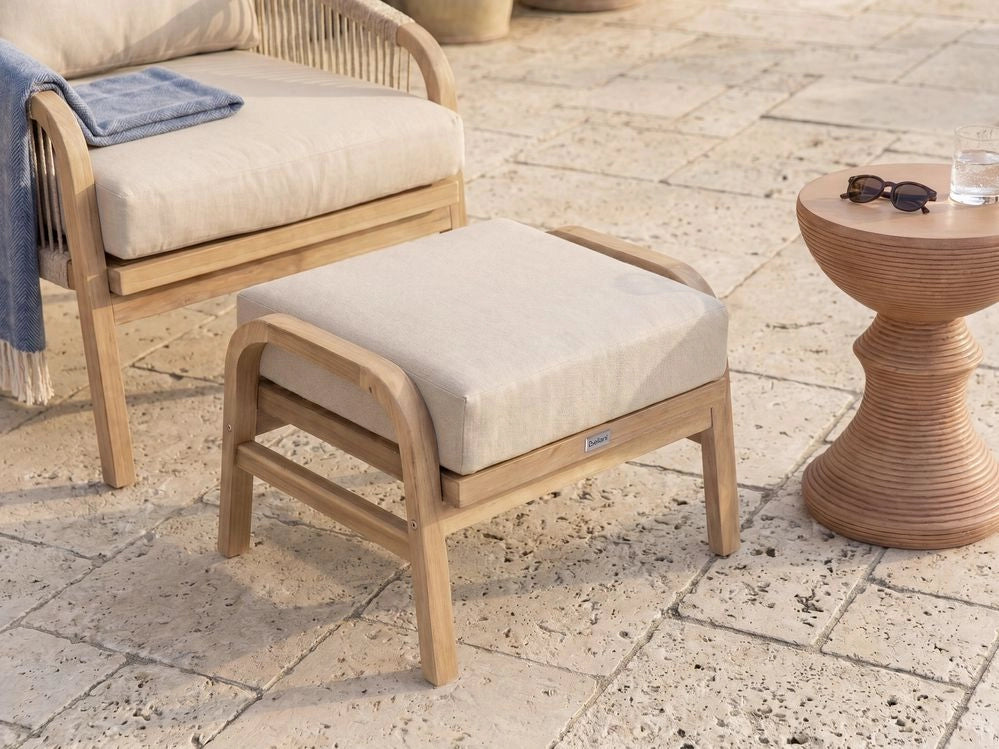 Pouf da giardino in legno di acacia chiaro con imbottitura beige chiaro, design a doghe, per terrazze all'aperto, stile moderno