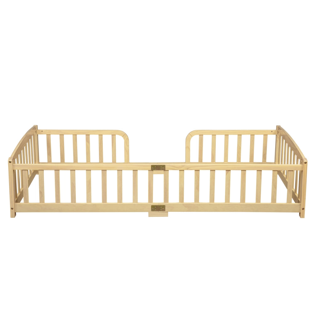 Letto a pavimento 90x200 cm con accesso centrale e sponde di sicurezza in legno colore naturale