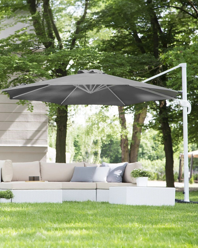 Ombrellone da giardino Tendalino grigio scuro Palo in acciaio bianco 240 cm Cantilever resistente agli agenti atmosferici meccanismo manovella