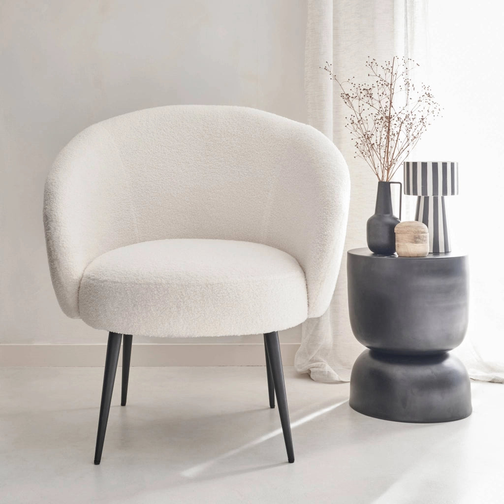 Poltrona di design in boulcé bianca e metallo, crema