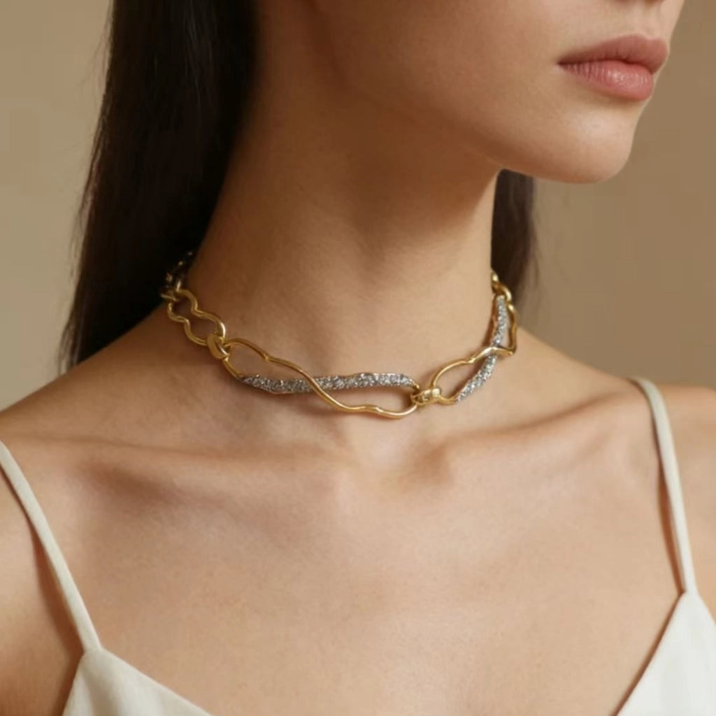 Collana a catena intrecciata in modo irregolare con scintillanti diamanti