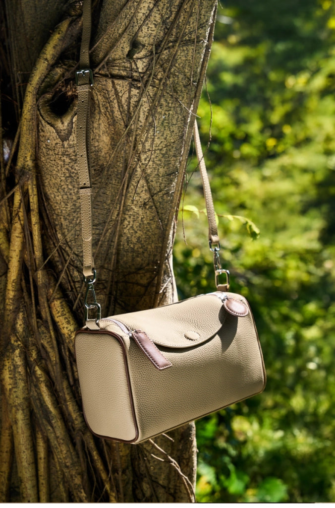 Borsa a tracolla da donna in vera pelle, colore grigio.