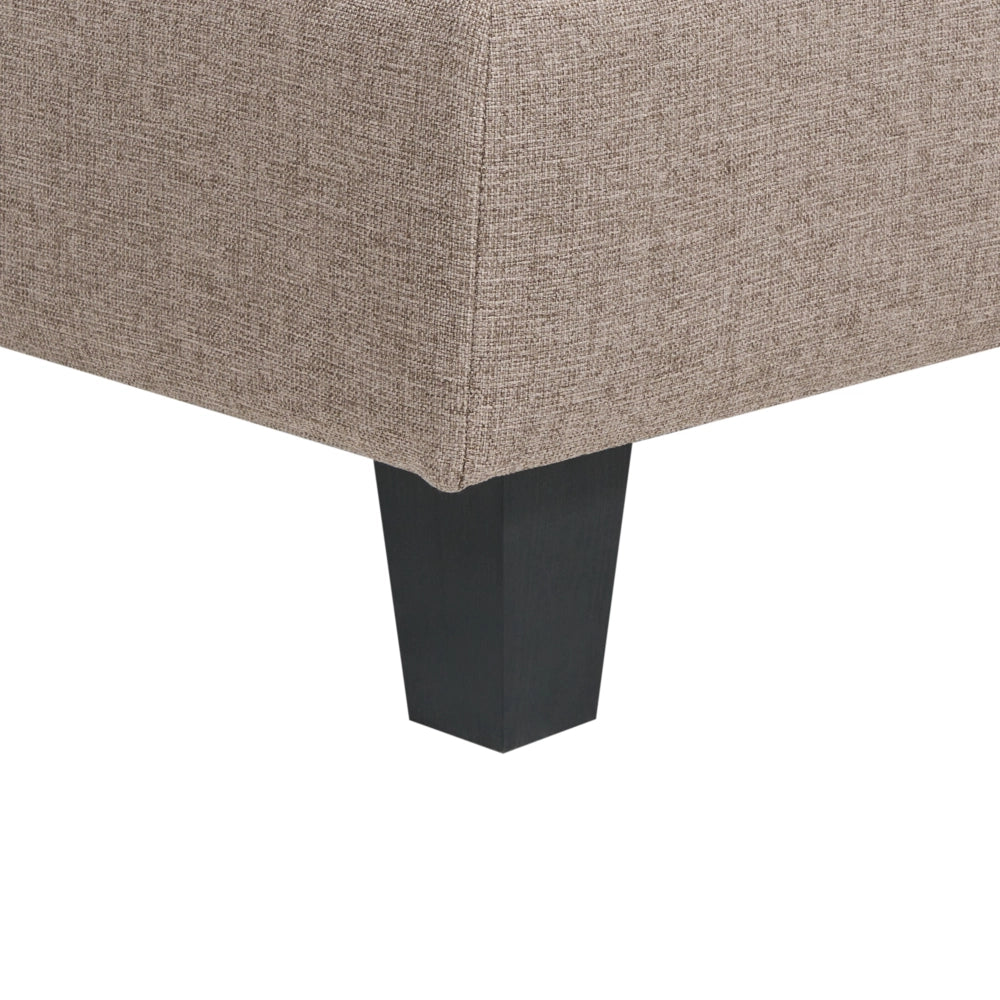 Divano componibile a 5 posti imbottito lato sinistro in tessuto marrone con gambe nere e pouf stile moderno