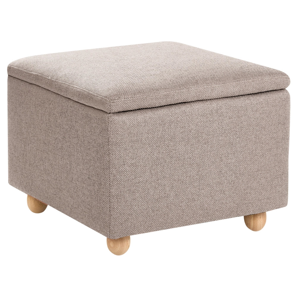Pouf contenitore in tessuto beige con finitura idrorepellente. Poggiapiedi imbottito con contenitore e seduta per ingresso.