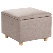 Pouf contenitore in tessuto beige con finitura idrorepellente. Poggiapiedi imbottito con contenitore e seduta per ingresso.