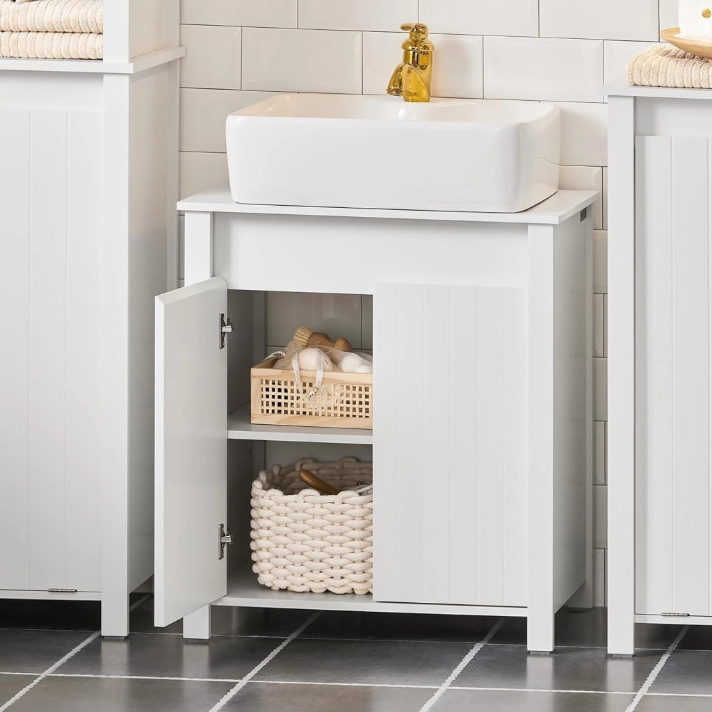 Mobile Sottolavabo Bagno – Mobiletto Bagno con 2 Ante, Ripiano Regolabile & Coprisifone – Mobile Bagno Salvaspazio Compatto, Bianco, 60x65,5x34cm BZR101-W