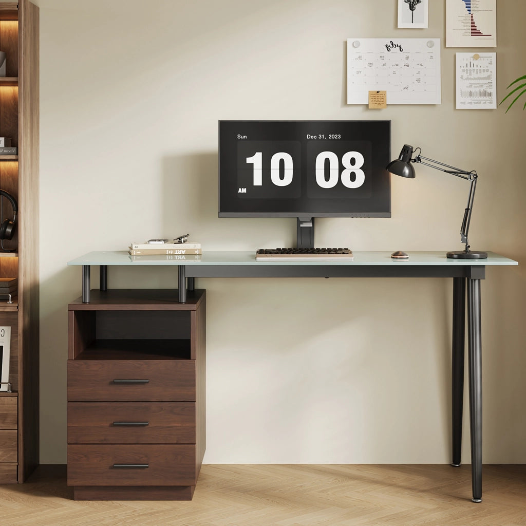 Scrivania moderna 130x50x75 cm con piano in vetro temperato, 3 cassetti e vano aperto, marrone