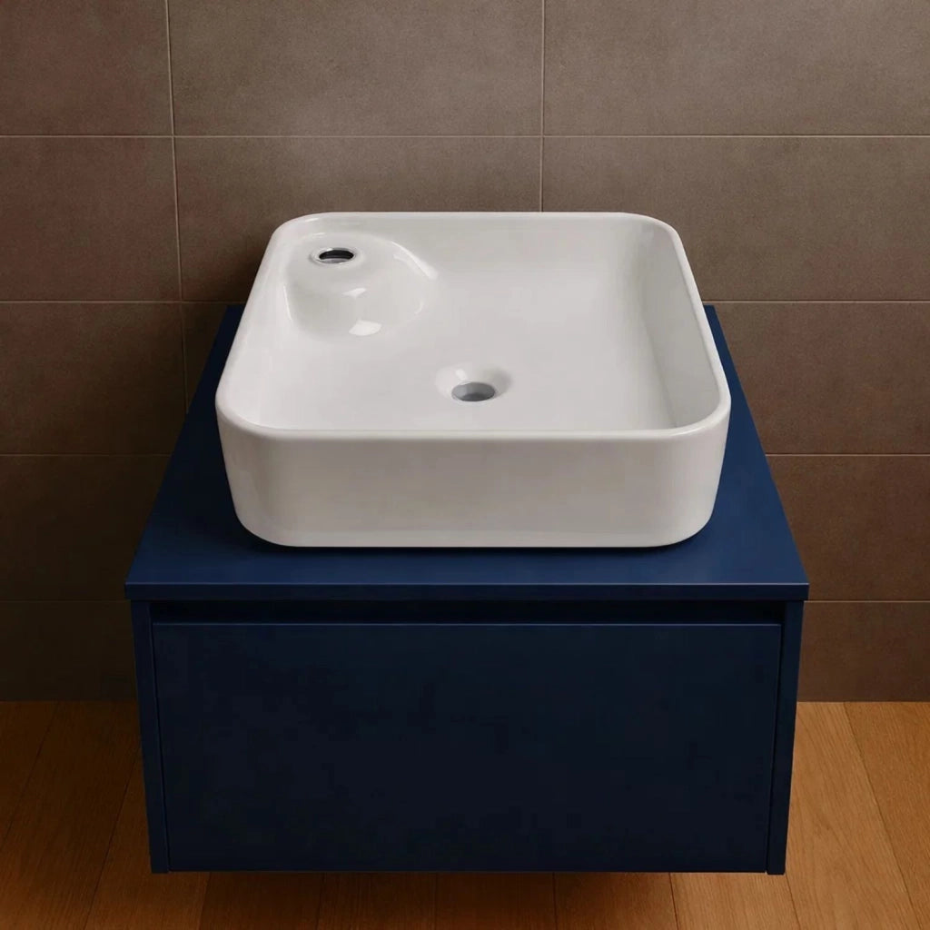 Lavabo quadrato in ceramica bianca da appoggio elegante e funzionale
