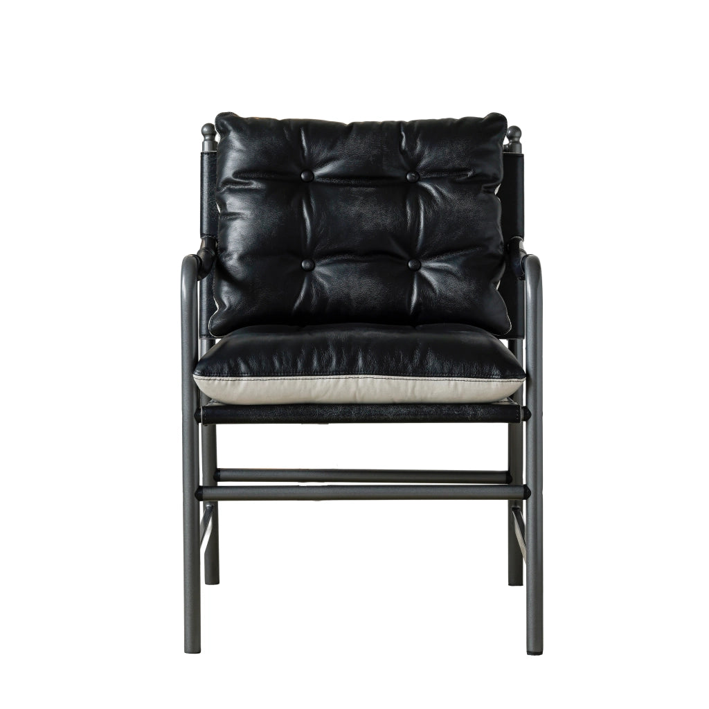 Poltrona in pelle stile mid century moderno con struttura in metallo nero, seduta ampia e braccioli, nera