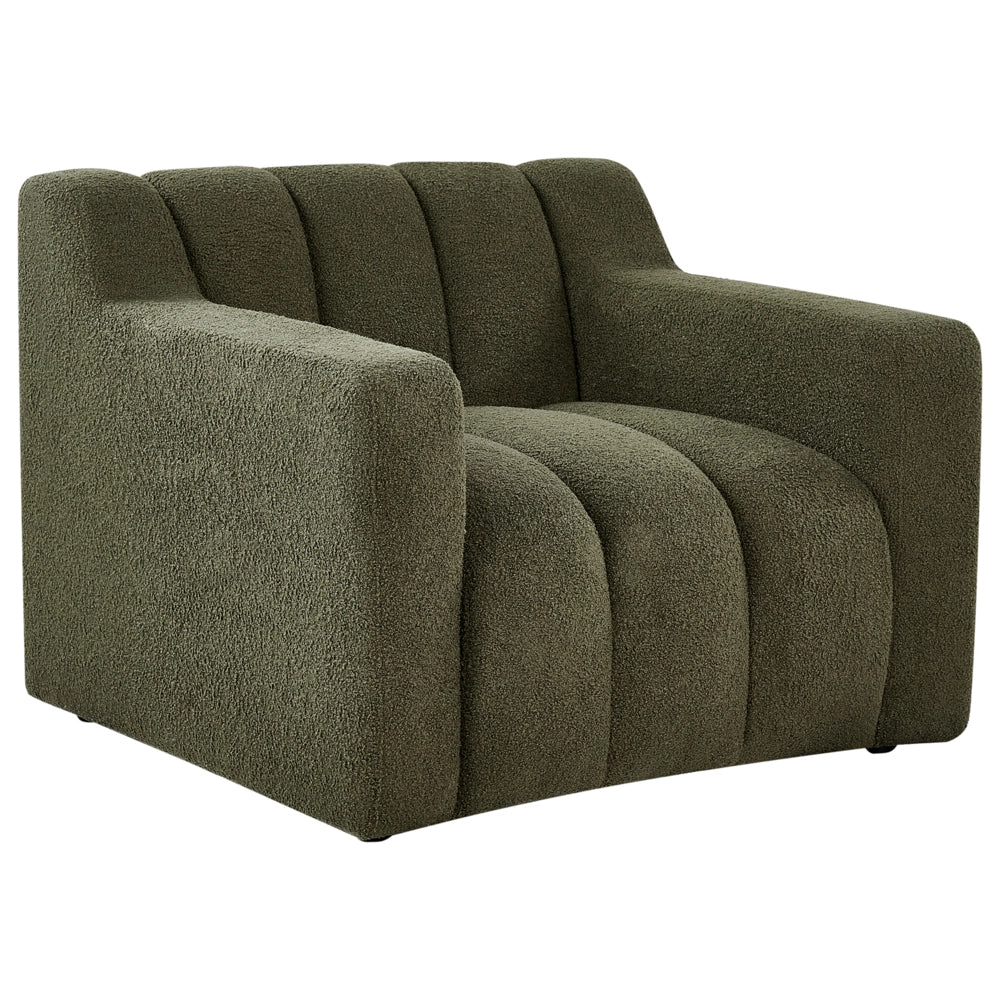 Poltrona con rivestimento in bouclé verde scuro schienale imbottito e cuscini spessi perfetta per un soggiorno moderno