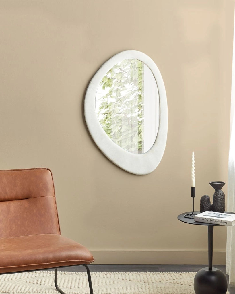 Specchio da parete in MDF bianco con cornice in vetro 60 x 90 cm Forma irregolare Decorativo a parete Pezzo d'arredo in stile moderno