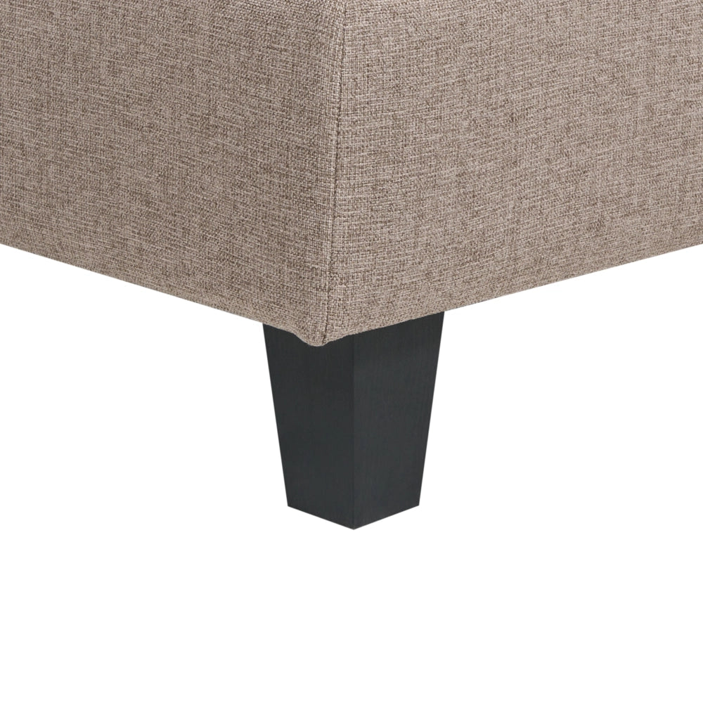 Divano componibile a 5 posti imbottito lato destro in tessuto marrone con gambe nere e pouf stile moderno