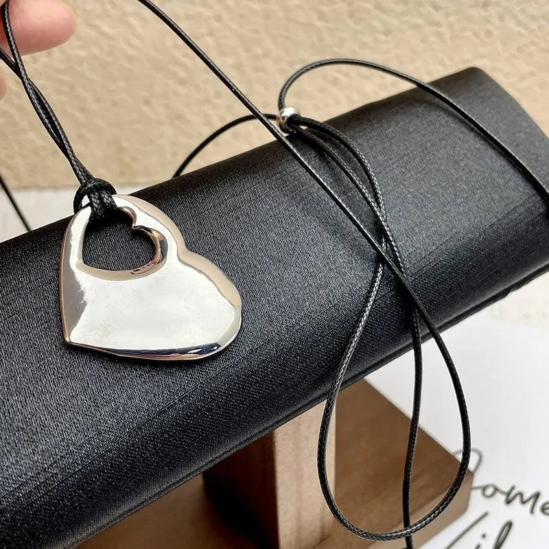 Collana con ciondolo a forma di cuore in argento e corda nera, realizzata a mano, regalo di Natale o compleanno.