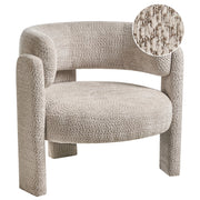 Poltrona imbottita in ciniglia con schienale curvo seduta moderna in stile scandinavo colore beige chiaro