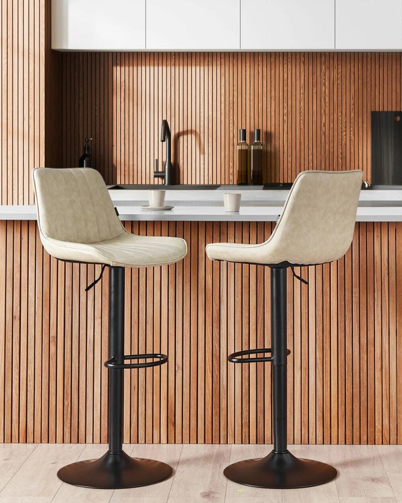 Set di 2 sedie da bar in pelle sintetica beige chiaro gambe in acciaio nero senza braccioli set da pranzo salotto soggiorno moderno