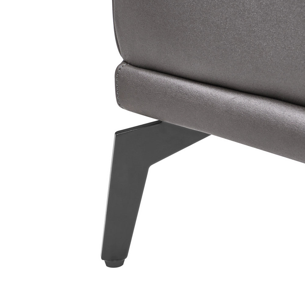 Poltrona in ecopelle con poggiatesta regolabile e gambe in metallo, colore nero stile moderno