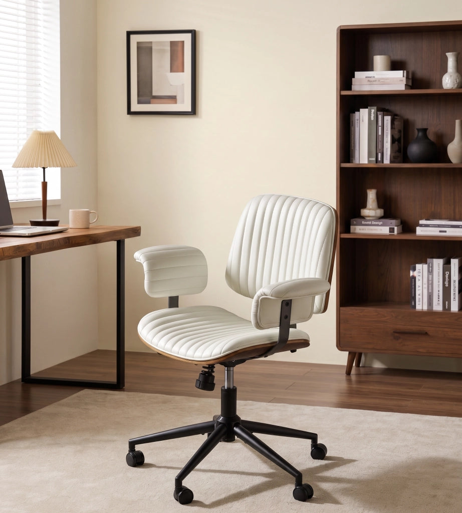 Poltrona da ufficio girevole in pelle PU beige con braccioli imbottiti e base in metallo