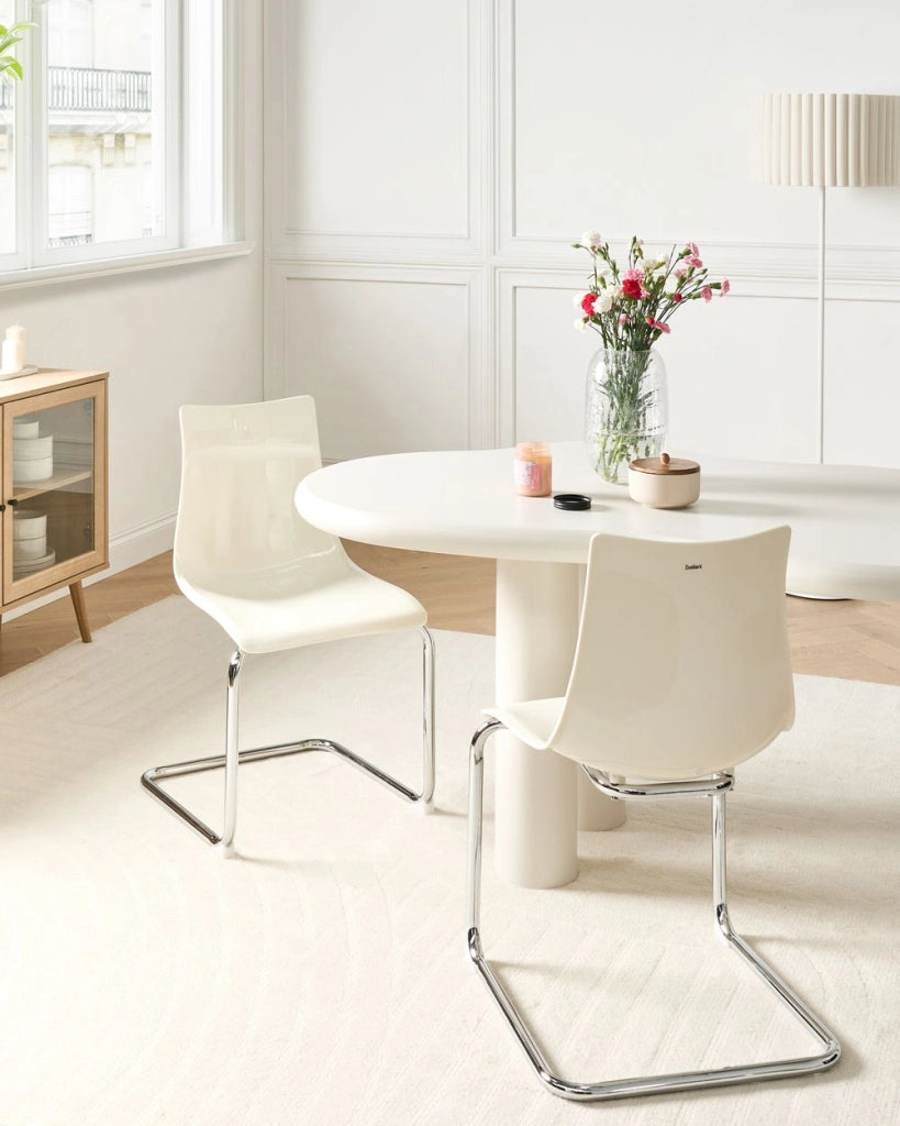 Set di 2 sedie da pranzo con seduta in plastica bianco sporco a sbalzo stile moderno
