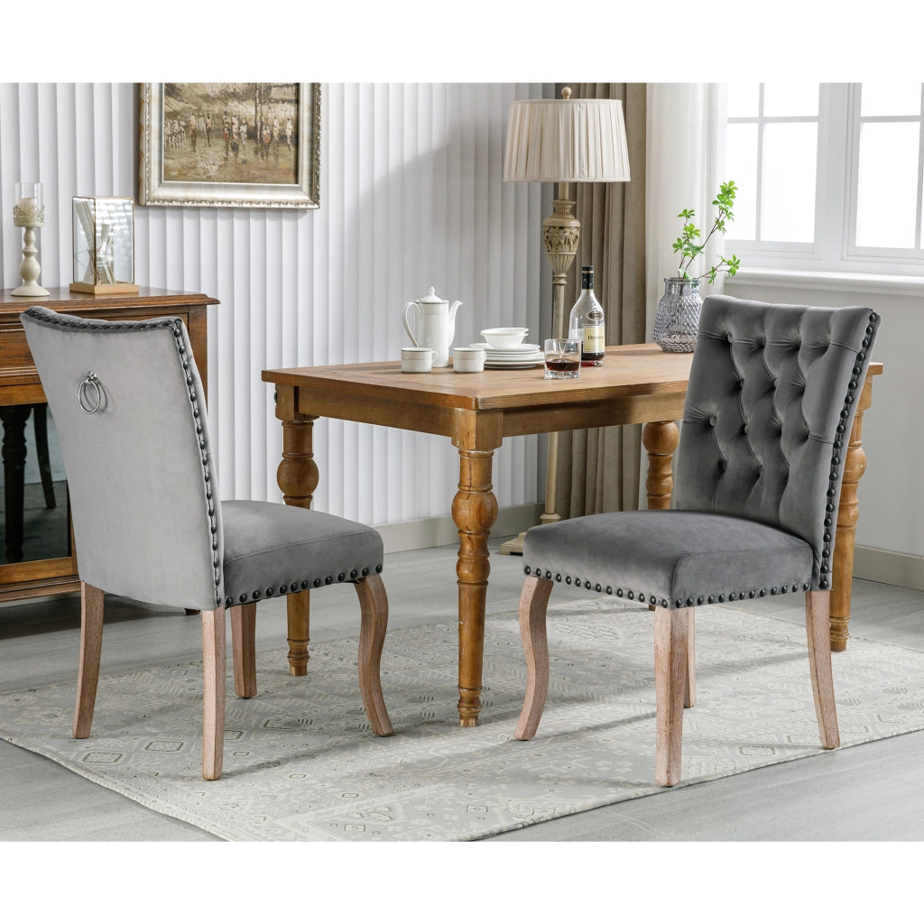 Sedia da pranzo moderna in velluto con schienale decorato e borchie ramate, gambe in legno massiccio grigio