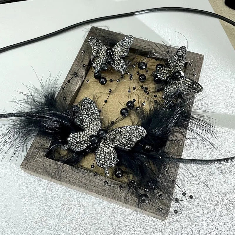 Collana e orecchini fatti a mano con farfalla nera, diamanti e perle, regalo di Natale o compleanno.