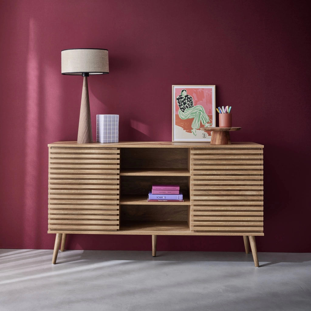Credenza scandinava in legno con 2 ante scorrevoli scanalate, 140cm,