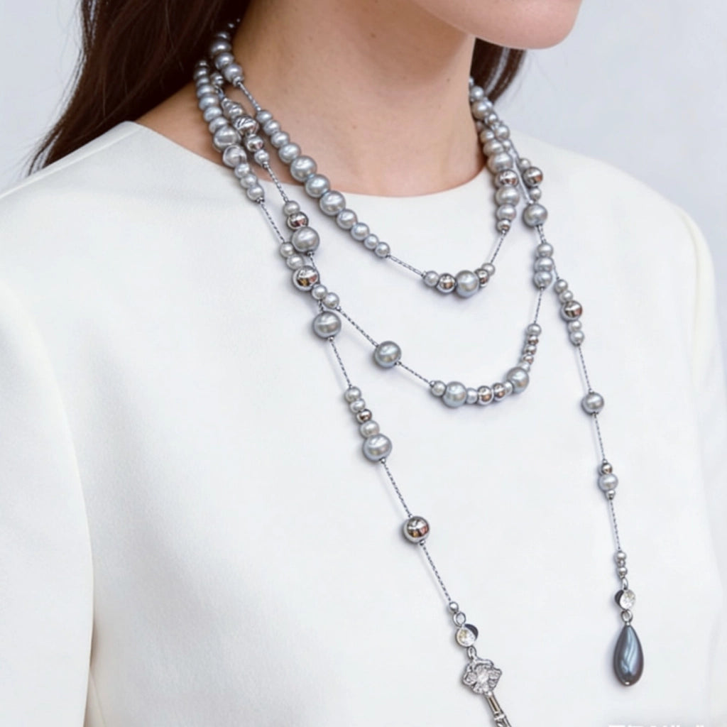 Collana lunga con perle grigie