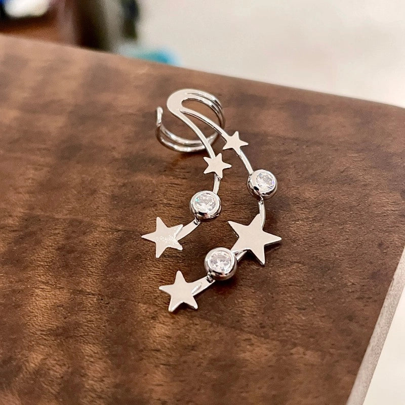 Orecchini a clip a forma di stella e luna con zirconi per donne senza lobi forati.