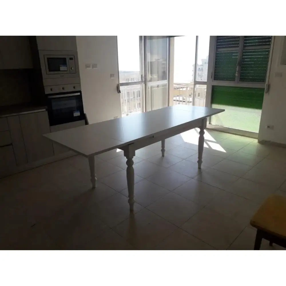 Tavolo da pranzo allungabile fino 220 cm con gambe tornite in legno massello e mdf con rifinitura in bianco opaco 140x80x75 H chiuso