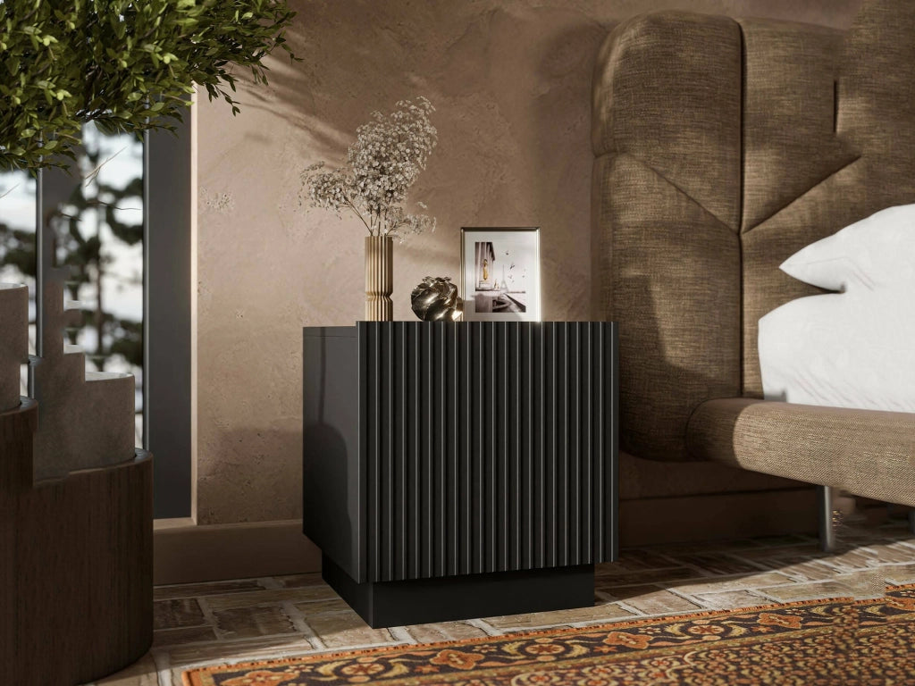 Set di 2 comodini Revo, Comò basso con anta battente e vano interno, Finitura effetto cannettato, 47x40 h45 cm, Nero
