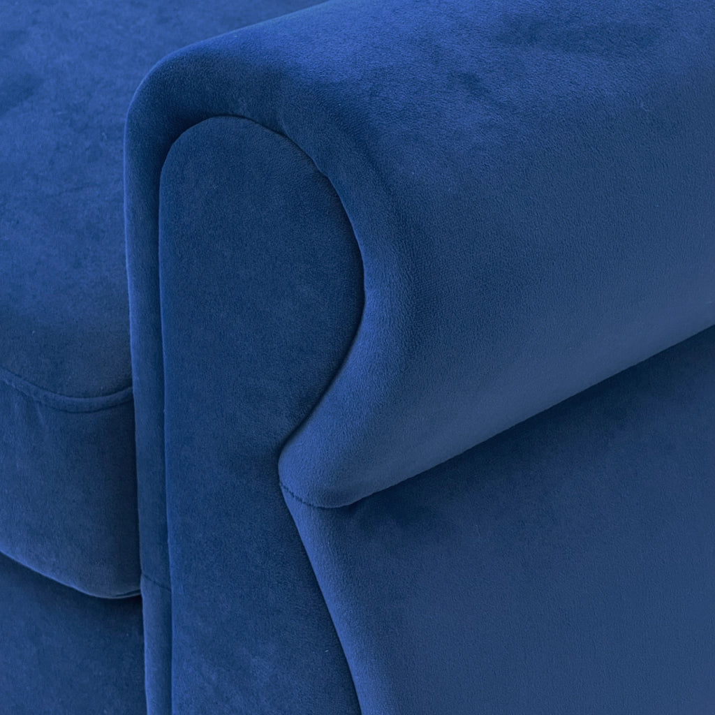 Divano compatto in tessuto blu con cuscini sfoderabili e struttura in metallo e legno; lunghezza 173.5 cm
